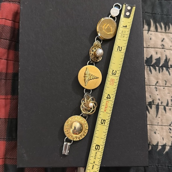 Beautiful Vintage button bracelet. Fits small wrist.  picture with measurement. - Picture 2 of 5